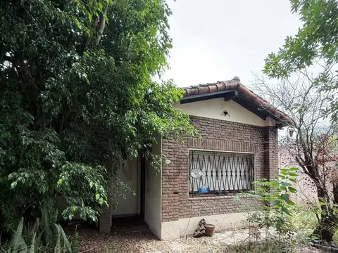CASA 3 AMBIENTES CON JARDIN Y COCHERA A RECICLAR – ITUZAINGO