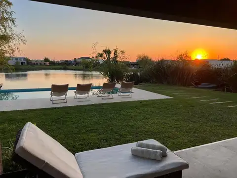 Casa de categoría a la laguna en venta en El Cantón Norte. 4 dormitorios, 5 baños y diseño exclusivo