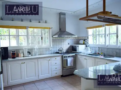 Casa 7 ambientes con 2 baños