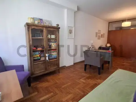 Debenedetti 1400, Piso 0