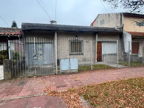 CASA EN VENTA CON JARDIN Y QUINCHO. WILDE
