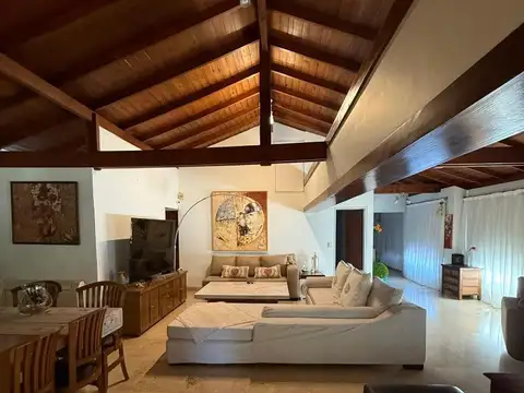 Casa en Venta en Barrio Parque Leloir, USD 900.000