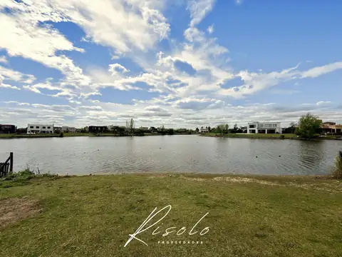Lote en Venta con amplio espejo de agua, Barrio Cerrado. Noreste. 900m2. Escobar
