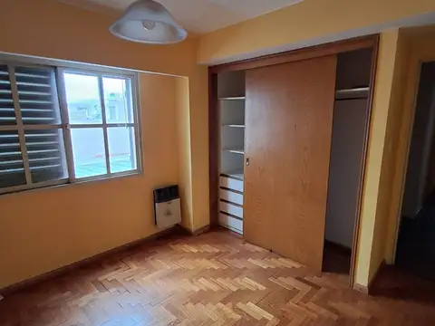 Depto. 4 ambientes en venta sobre calle Pringles