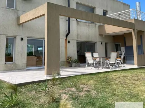 Casa en venta - 4 Dormitorios 3 Baños - San Miguel del Monte
