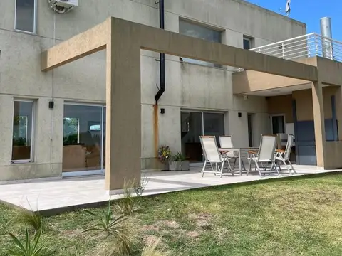 Casa en venta - 4 Dormitorios 3 Baños - San Miguel del Monte