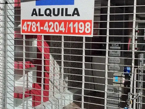 belgrano local en centro comercial a mts de av cabildo con baño y cortina metalica. zona comercial.