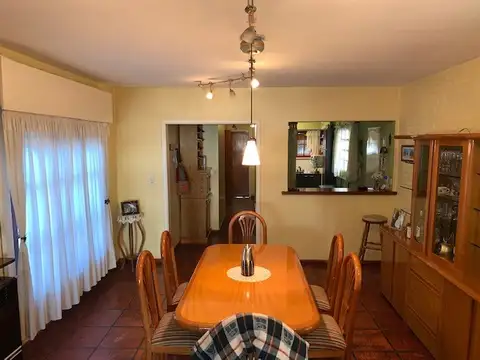 Casa 5 ambientes con 2 baños