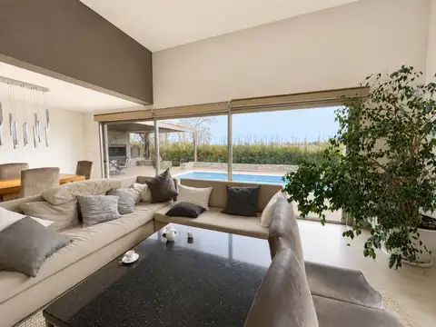 Casa en Venta con 4 cocheras
