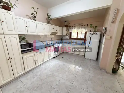 VENTA CASA DE 5 AMBIENTES CON COCHERA, LOCAL COMERCIAL, TERRAZA EN VERSALLES