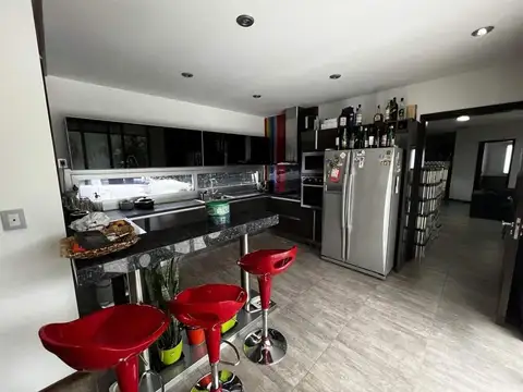 Casa en Venta con 3 cocheras