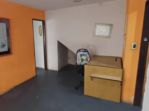 Deposito con Oficinas Mas Vivienda 4 Ambientes entrada camion