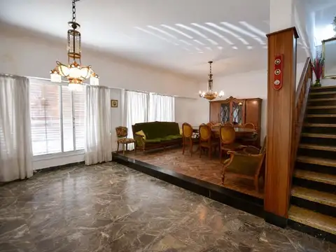 Casa 7 ambientes con 2 baños