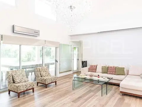 Casa a la venta en El Rocío Canning con piscina y doble lote
