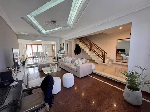 ESPECTACULAR CASA 5 AMB CON PILETA LANUS OESTE