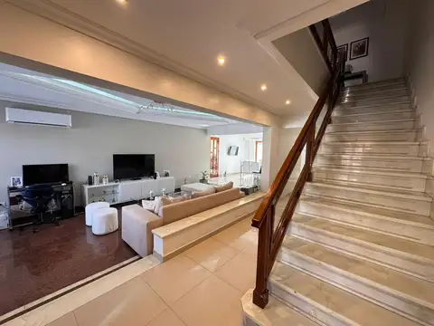 Casa en Venta con 3 cocheras