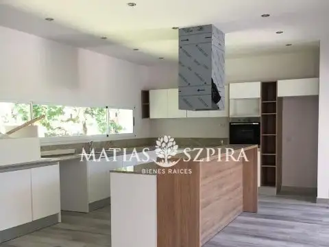 Casa en Venta con 4 cocheras