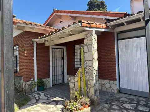Excelente Chalet  en zona residencial  precio  oportunidad   3 ambientes y garage