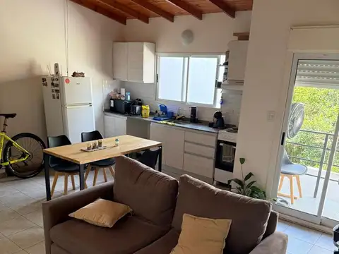 Departamento de dos ambientes en primer piso con cochera.