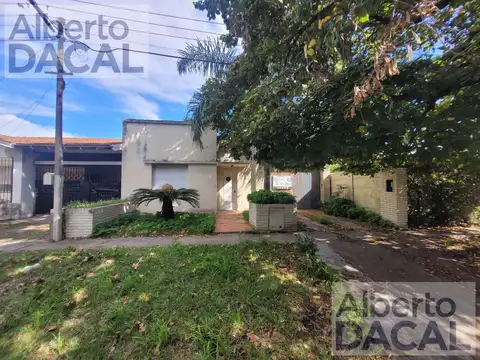 Casa ideal destino comercial en City Bell VENTA Lote 10x50