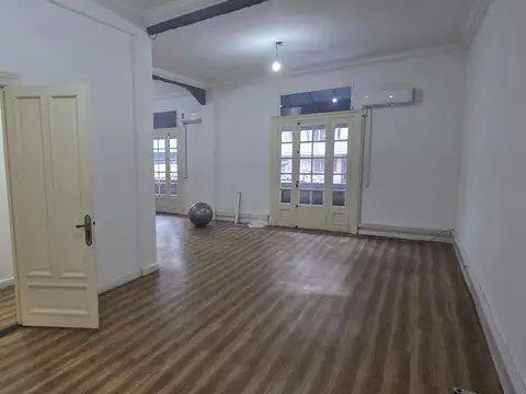 Oficina 8 ambientes con 3 baños
