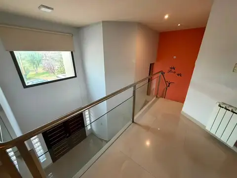 Casa 8 ambientes con 4 baños
