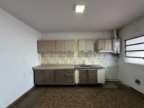 VENTA CASA 3 AMB CON PATIO  LANUS OESTE