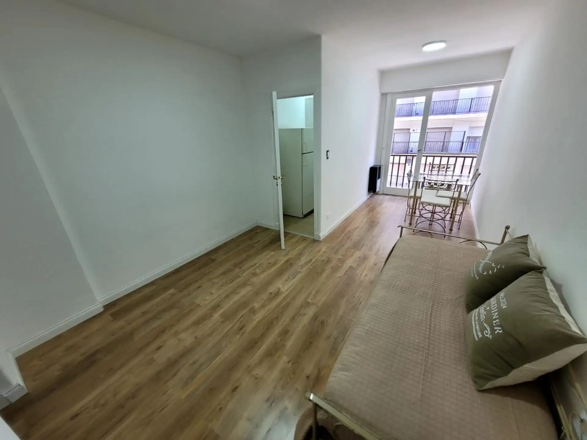 Departamento de 1 ambiente a la calle con balcón Zona Plaza Colón