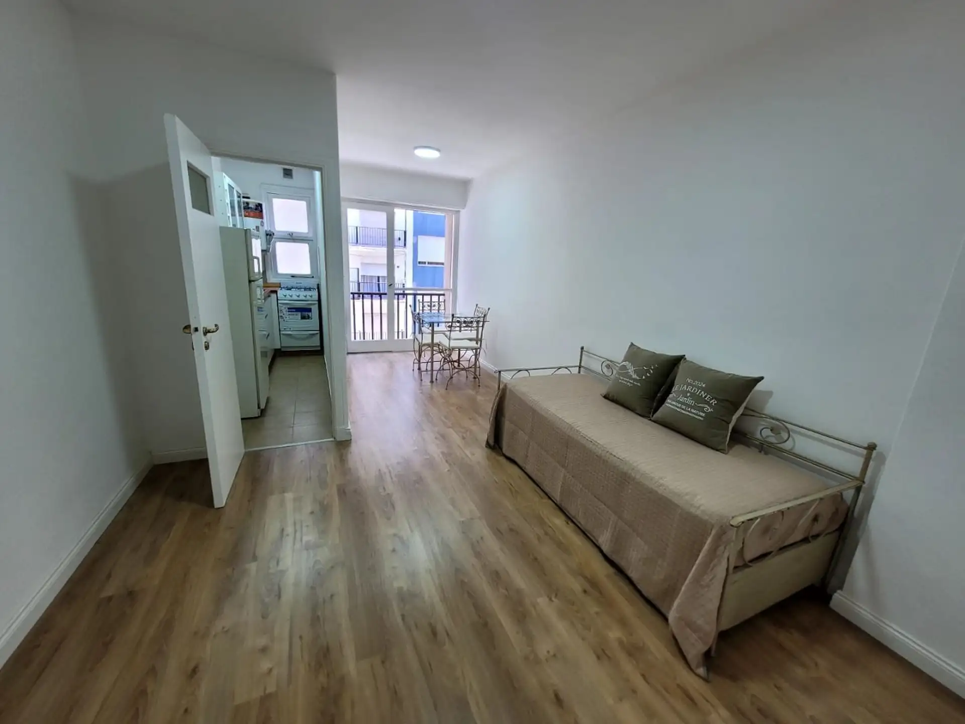 Departamento de 1 ambiente a la calle con balcón Zona Plaza Colón
