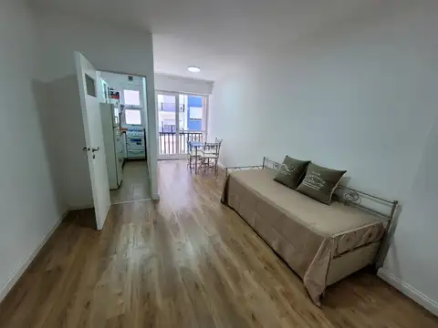 Departamento de 1 ambiente a la calle con balcón Zona Plaza Colón