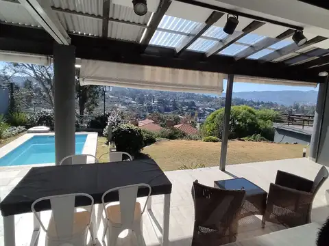 Casa 9 ambientes con 2 baños