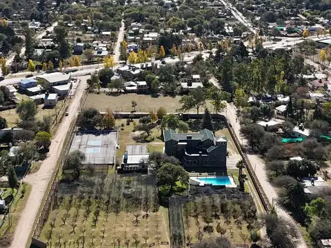 Casa 13 ambientes con 8 baños