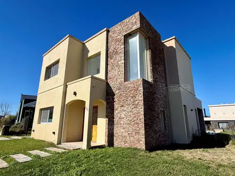 Casa  en Alquiler en Santa Lucia, Pilar del Este, Pilar