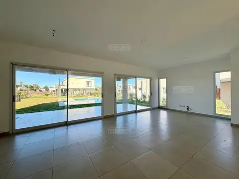 Casa 4 ambientes con 3 baños