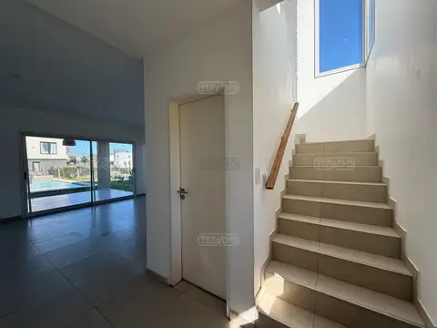 Casa en Alquiler con 2 cocheras