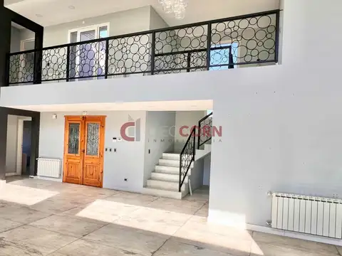 Casa en Alquiler con 7 cocheras