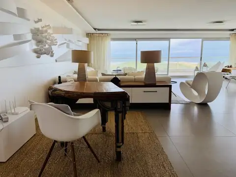 Espectacular apartamento en primera línea de la Brava. 3 suites- dependencia.