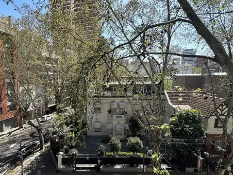 PISO ZONA EMBAJADAS BALCON CORRIDO COCHERA Y BAULERA