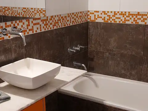 Semipiso 3 amb c/cochera al frente. Expensas bajas que incluyen aysa y gas!