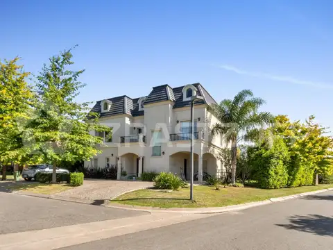 Casa a la venta en lote central de esquina en Ayres Plaza, de 500 metros cubiertos