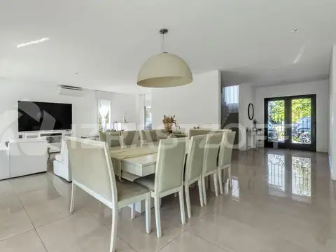 Casa en Venta con 5 cocheras