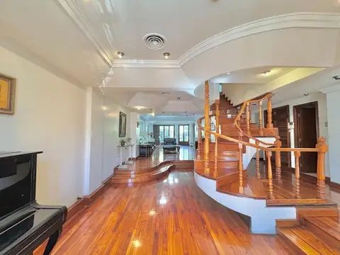 Casa 8 ambientes con 5 baños