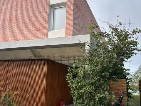 Casa de diseño con ambientes amplios y vista panorámica al lago- Barrio Canton Norte- acepta permuta