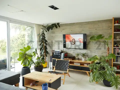 CASA EN CANTON NORTE- VISTA A LA LAGUNA- PILETA- PARRILLA- JARDIN- ACEPTA PERMUTA