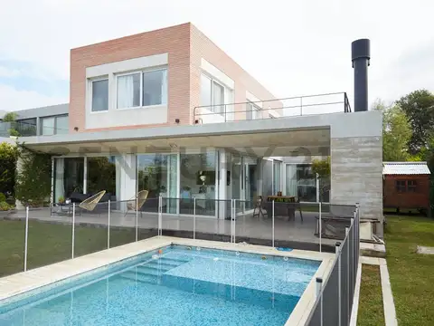 CASA EN CANTON NORTE- VISTA A LA LAGUNA- PILETA- PARRILLA- JARDIN- ACEPTA PERMUTA