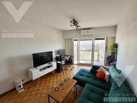 Dos ambientes a nuevo, con balcón corrido. Vista a la ciudad. Luminoso.