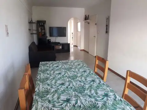 Venta de amplio tres ambientes en excelente ubicacion.