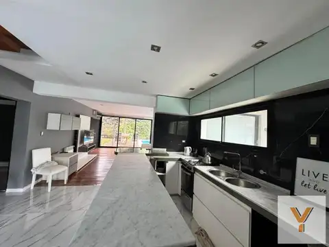 Casa en venta - 7 Dormitorios 5 Baños - Berazategui