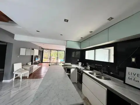 Casa en venta - 7 Dormitorios 5 Baños - Berazategui