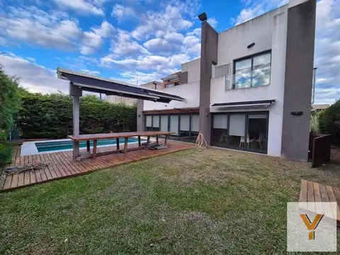 Casa en venta - 7 Dormitorios 5 Baños - Berazategui